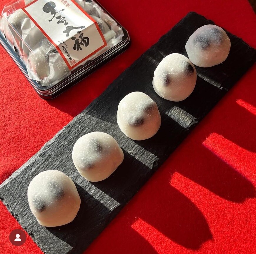 風味豊かな黒豆が主役の贅沢な一品『黒豆大福』